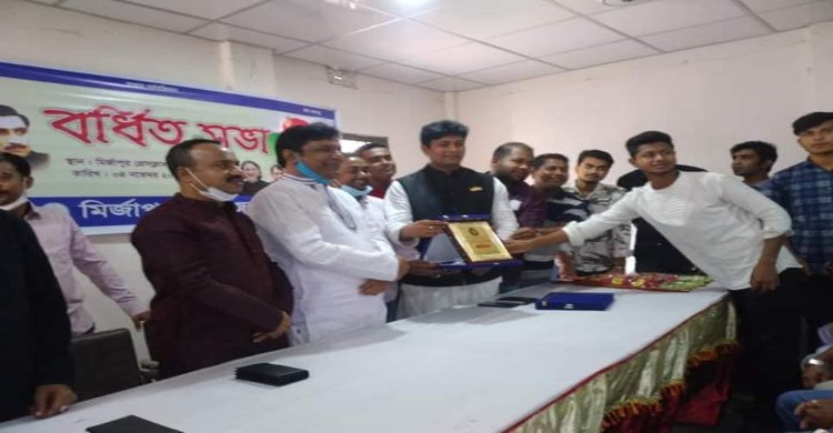 সমবায় ফেডরেশনের সভাপতি বিপ্লবকে যুবলীগের সংবর্ধনা সমবায় ফেডরেশনের সভাপতি বিপ্লবকে যুবলীগের